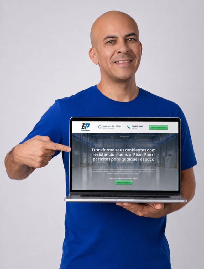 Marcio Rodrigues segurando um laptop